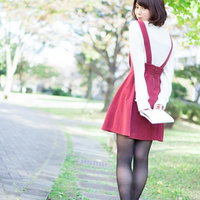 公園で読書をする美女に声をかけてみた、ベンチでくつろぐ女性ポートレートの写真
