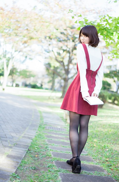 公園で読書をする美女に声をかけてみた、ベンチでくつろぐ女性ポートレート