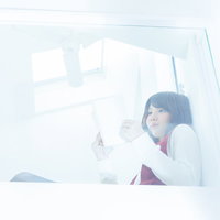 ロフトの窓辺で読書をする美女の静かなくつろぎ時間の写真