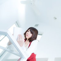吹き抜けの新築でマンガを読む女性の読書風景の写真