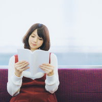 終点まで爆読みガール、電車の中で本に夢中の写真