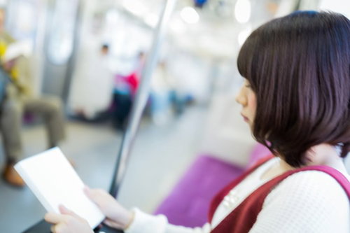 電車内でテスト範囲を暗記する黒髪の女学生