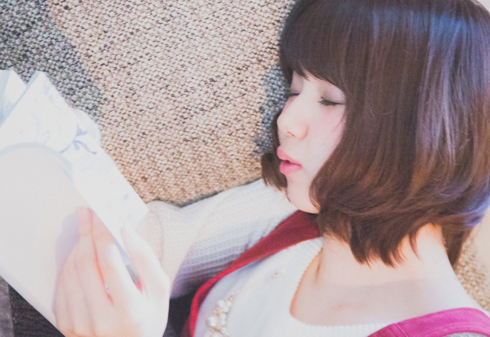 本を持ったまま寝落ちした女性［モデル：みき。］