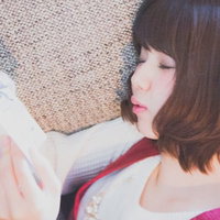 マンガを読みながら寝落ちする女性の寝顔と読書姿の写真