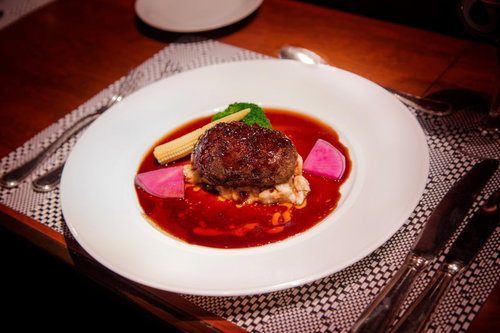 白い皿に盛られたフォアグラハンバーグ