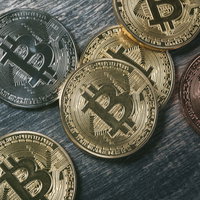 金色と銅色のビットコインのメダル・暗号資産投資の写真