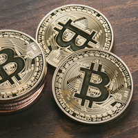 高騰を続けるビットコイン価格を示す仮想通貨のコインの写真