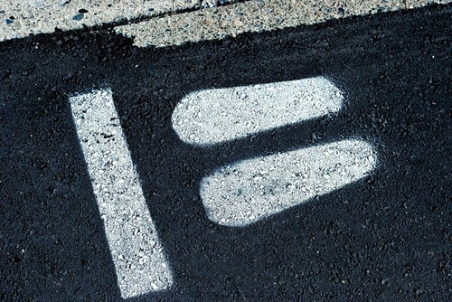 アスファルトに白いペンキで描かれた歩行者一時停止の標示