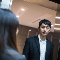 徹夜明けフラフラになりながらオフィスを出る社畜の写真