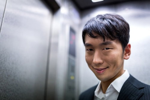 「やっと2人きりになれたね...」と微笑むストーカー