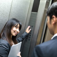 「やっと2人きりになれたね！」と微笑む社内カップルの写真