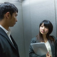 「先輩、今日もネクタイ忘れたんですか？」と指摘する部下の写真