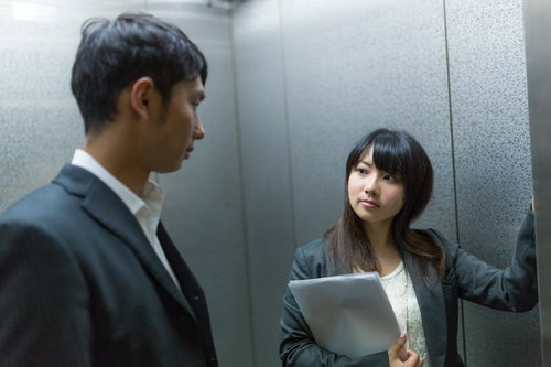 「先輩、今日もネクタイ忘れたんですか？」と指摘する部下