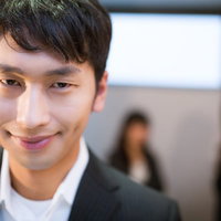 「今夜ワンチャンあるで！」とカメラ目線でドヤ顔をする社内の合コン王の写真