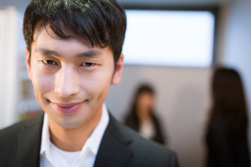 「今夜ワンチャンあるで！」とカメラ目線でドヤ顔をする社内の合コン王