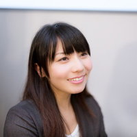 恍惚な表情を浮かべる前髪パッツン女子の写真