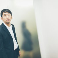 突然の解雇を告げられ呆然とする明日から無職の男性の写真