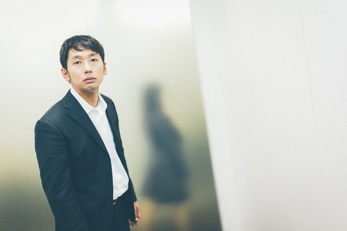 突然の解雇を告げられ呆然とする明日から無職の男性