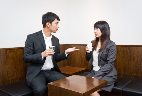 「約束のブツは？」と意味深な発言をする買い手