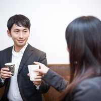 部下に飲み物をご馳走する気前のいい上司の写真