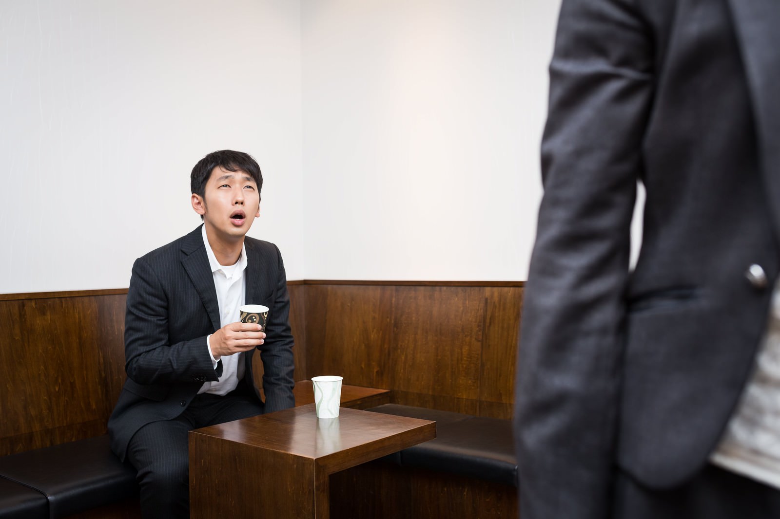応接室で交渉決裂に唖然とした表情の男性代表取締役とクライアント［モデル：大川竜弥 Lala］