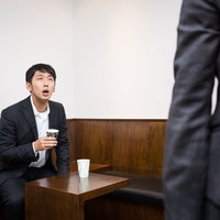 社運のかかった交渉が決裂し唖然とする代表取締役の写真