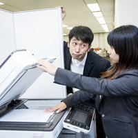 1ミリのズレも許さないやたらと細かいコピー職人が複合機で書類をチェックの写真