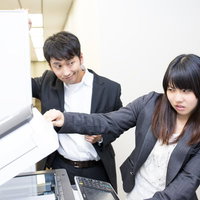 突然の紙詰まりを直しに来た社内の複合機通の写真