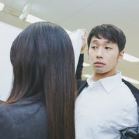 ジャケットアクションを披露するも華麗にスルーされる社内の要注意人物の写真