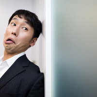 尾行がバレそうになる迷探偵の男性スーツ姿の写真