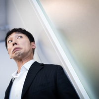 人事部の前を通ったらリストラの噂を耳にしてしまった泡沫社員の写真