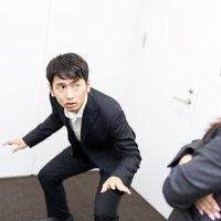 オフィスでエアサーフィンをしたら冷たい視線を浴びた丘サーファーの写真