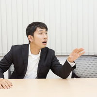 会議中なかなか意見が言えない小心者の写真