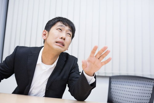 必死の形相で新規プロジェクトの提案をする事業部長