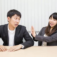 「これ以上近寄らないでください！」と加齢臭の元を遠ざける手厳しい女性社員の写真