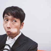 某管理官のマネをするも飴を舐めているようにしか見えない新米刑事の写真