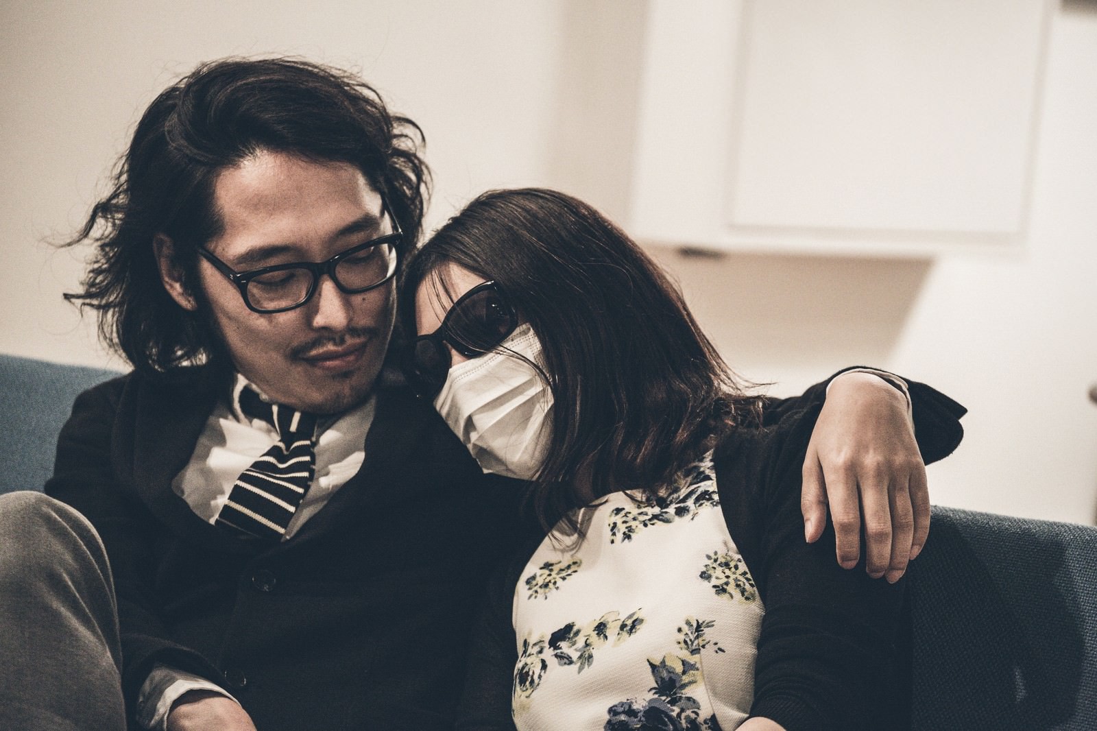 不倫カップルが密会でキスする［モデル：ゆうせい］