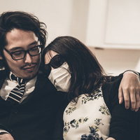 夜の密会、不倫カップルのキスの写真