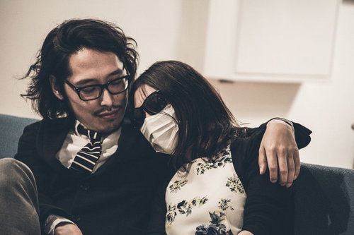 夜の密会、不倫カップルのキス