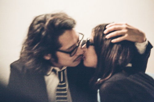 別れ間際に寄り添うふたりの接吻、夜の密会で交わされる口づけ