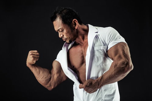 極太の上腕二頭筋をアピールする男性の白衣姿