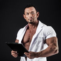 急患の診察でインナーを忘れてしまった筋骨隆々の医師の写真