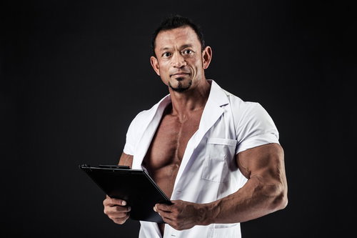 急患の診察でインナーを忘れてしまった筋骨隆々の医師