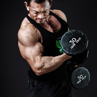 ハンマーカール（トレーニング）をするボディビルダーの写真