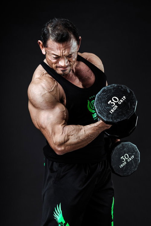 ハンマーカール（トレーニング）をするボディビルダー