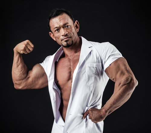 「この白衣、もうひとつ上のサイズありませんか？」