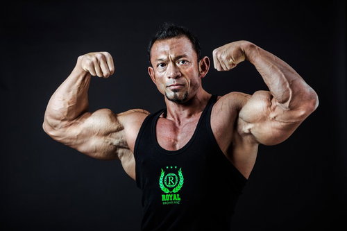 ボディビルダーのダブルバイセップス・フロントポージング