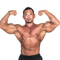 上腕二頭筋の力強さをアピールするボディビルダーの肉体の写真