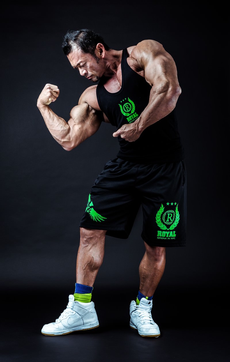 ボディビルダーが両腕を上げて発達した筋肉を披露するポーズ［モデル：パルンボ井若］