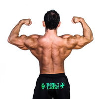 ダブルバイセップス・バックで両腕の筋肉をポージングするボディビルダーの写真